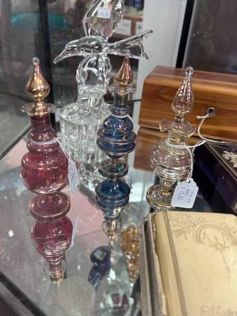 West Saint Paul Antiques - VINTAGE BLOWN GLASS PERFUME BOTTLE WITH BOX
